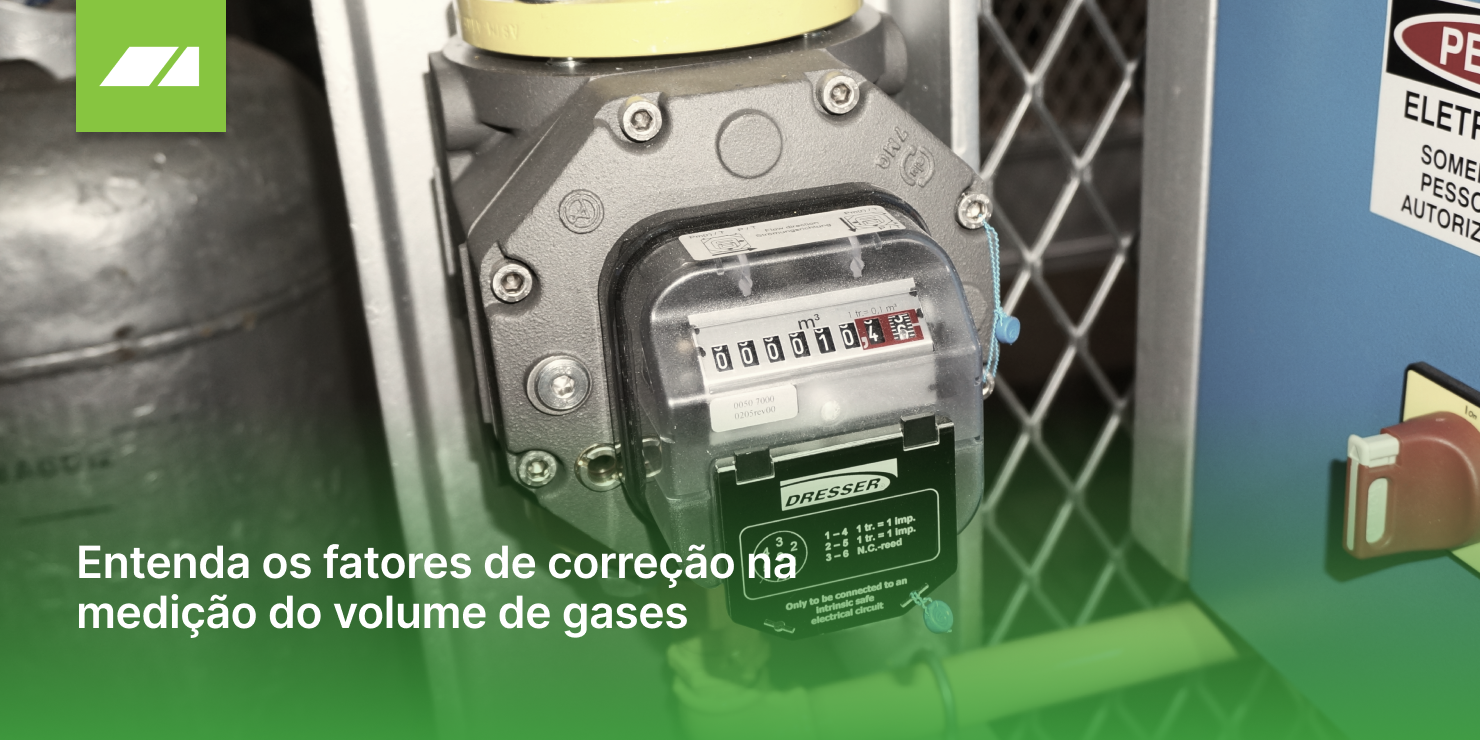 Medidor de pressão (manômetro) analógico acoplado a uma tubulação industrial, com iluminação em tom sépia/dourado e um filtro verde na parte inferior. O título "Entenda os fatores de correção na medição do volume de gases" sobreposto.