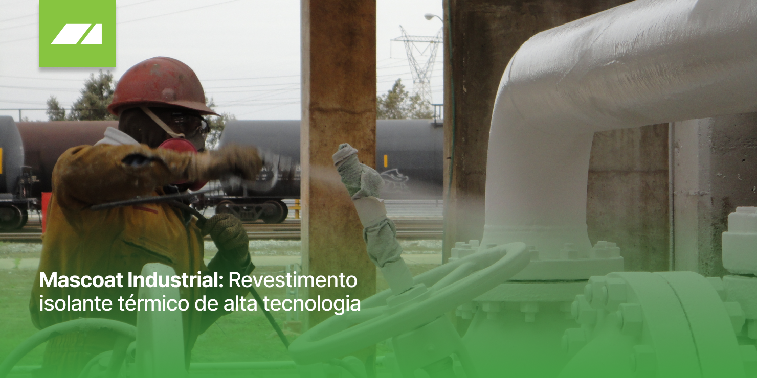 Trabalhador aplicando um revestimento isolante térmico branco (Mascoat Industrial) em uma tubulação industrial, com vagões ferroviários ao fundo. O texto sobreposto diz: Mascoat Industrial: Revestimento isolante térmico de alta tecnologia.