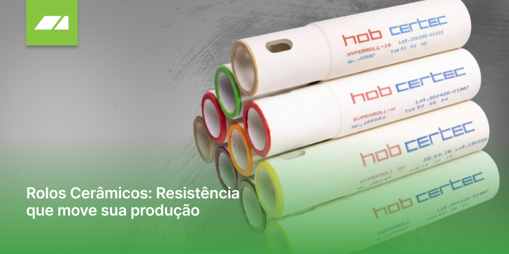 Rolos cerâmicos: Força que move sua produção. Imagem em close-up de três rolos cerâmicos brancos empilhados com anéis coloridos nas extremidades (vermelho, verde, amarelo, laranja). Os rolos têm a marca 'hob certec' e detalhes do produto impressos. Há um